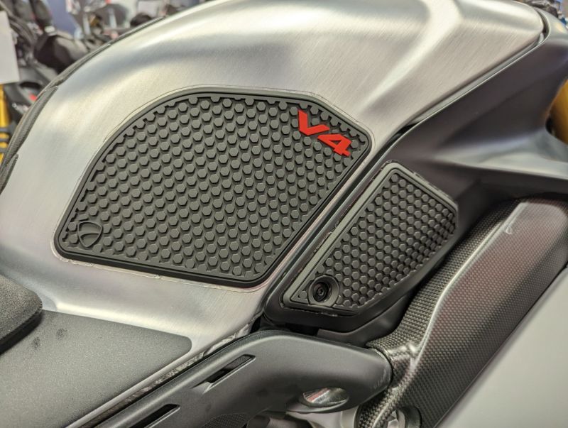 Ducati Panigale V4 (2022+) & Streetfighter V4 (2023+) Tank Grips
